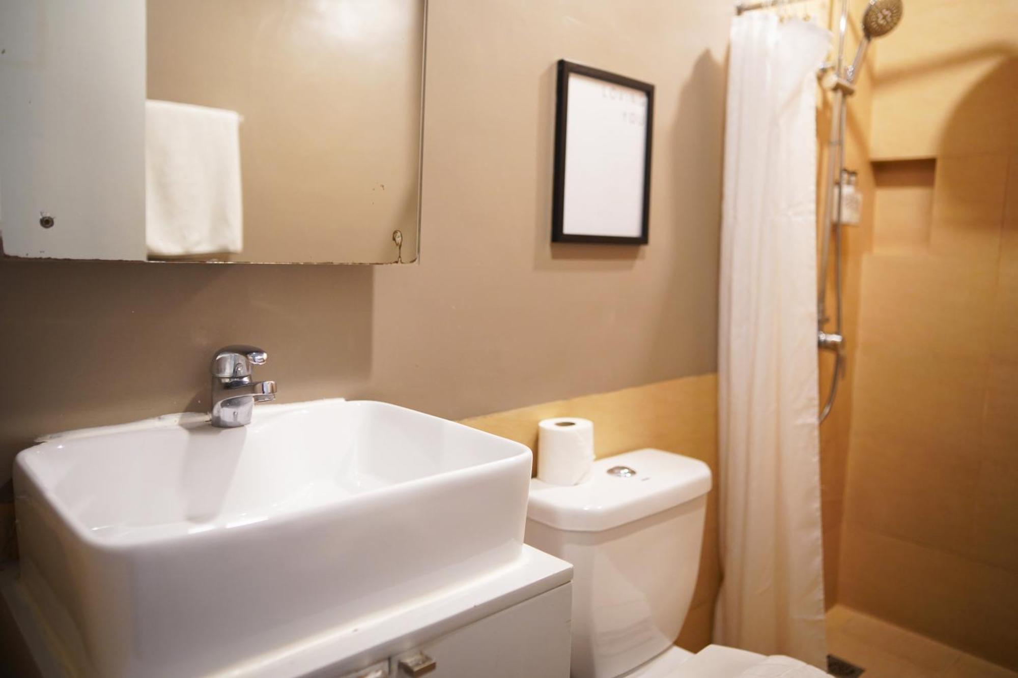 Abraham Manila - Located In Central Makati (Adults Only) Макати Номер фото